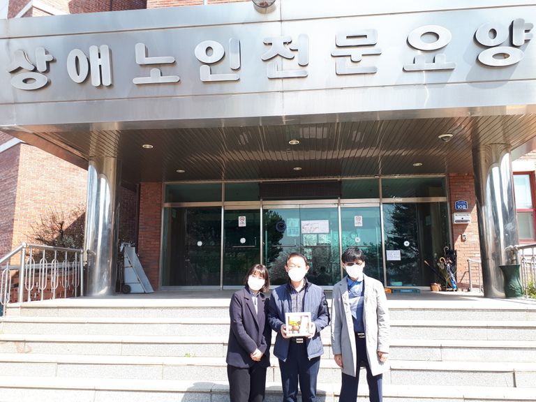 4월 6일 가톨릭복지관(관장:고정배님)에서 부활란을 가져오셨습니다.