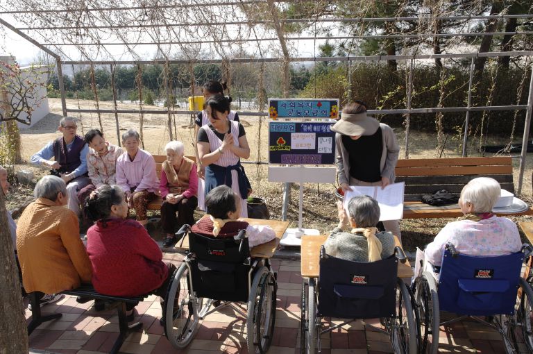 4월 8일 공동모금회 지원 '돌아ON청춘-콩나물 기르기 - 마무리 행사 진행
