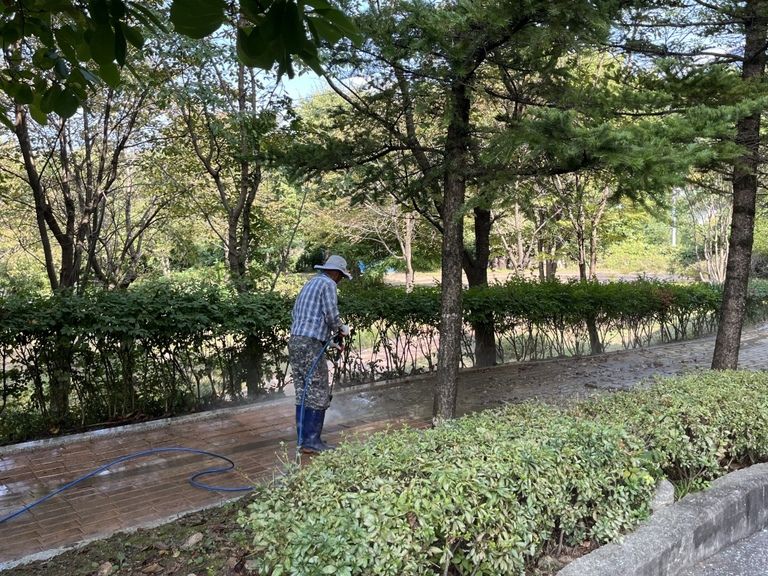 2024.10.10 한일페인트 시설 산책로 청소 봉사