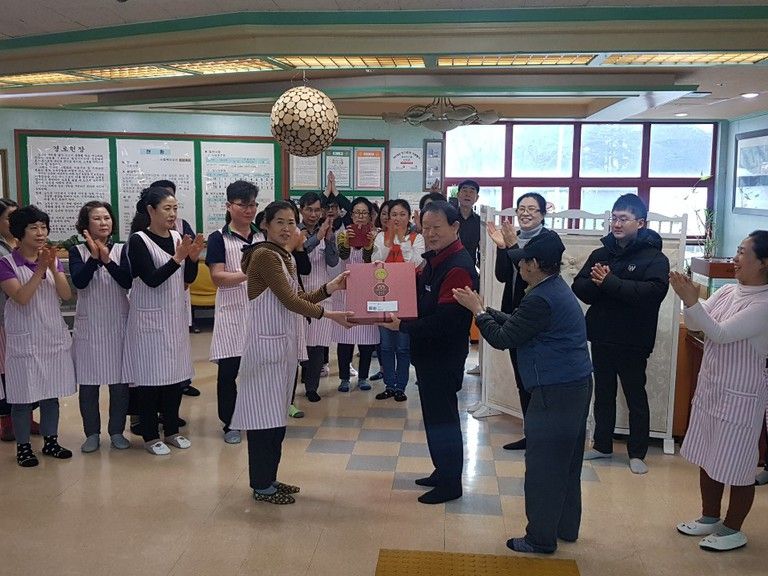 2020. 01. 14. \'강원도 내 사회복지시설 최장기 근무 및 모범 요양보호사\' 이명숙 요양보호사 팀장 (문재인 대통령  \'2020 설 선물세트\') 