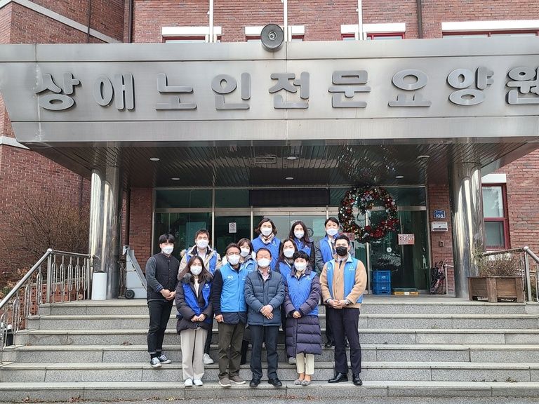 2021.12.14.  '우리은행 후원금 전달 및 외부환경정리 봉사'