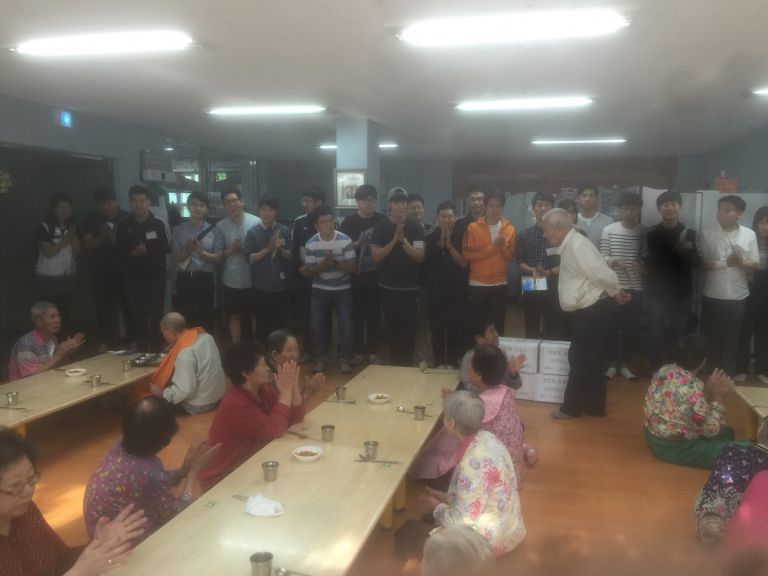 대한적십자 제4기 기초과정 교육생 빵 전달